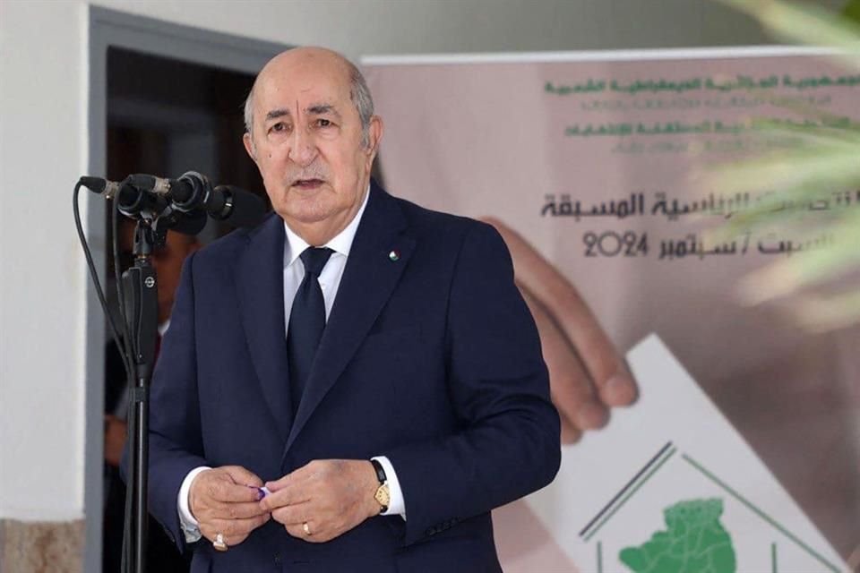 Abdelmadjid Tebboune habla con la prensa tras votar en la elección de Algeria el 7 de septiembre del 2024.