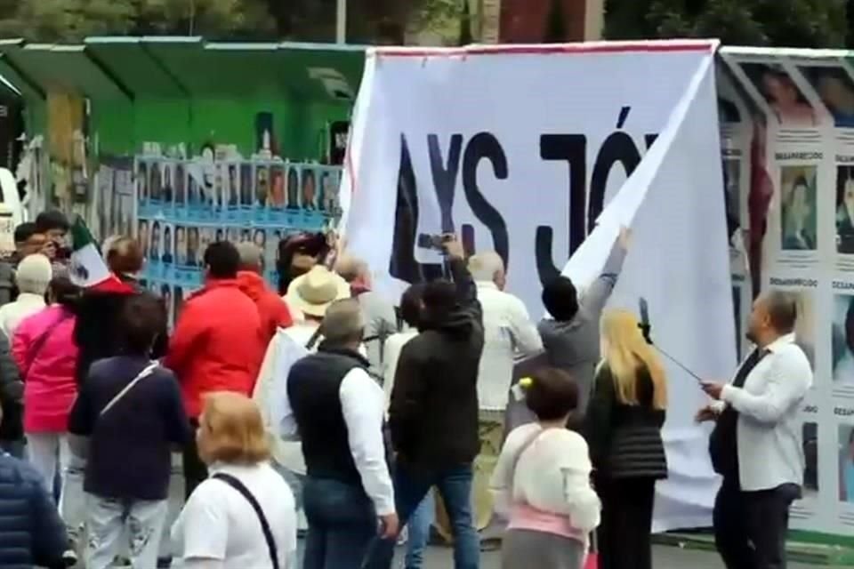 Un grupo de personas, que marchaba del Ángel de la Independencia al Senado, jaló la manta de apoyo y la tiró.