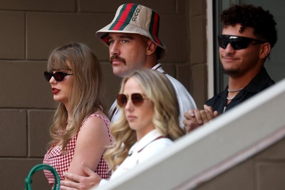 Kelce no se separó de Swift cuando estaban en su palco privado.