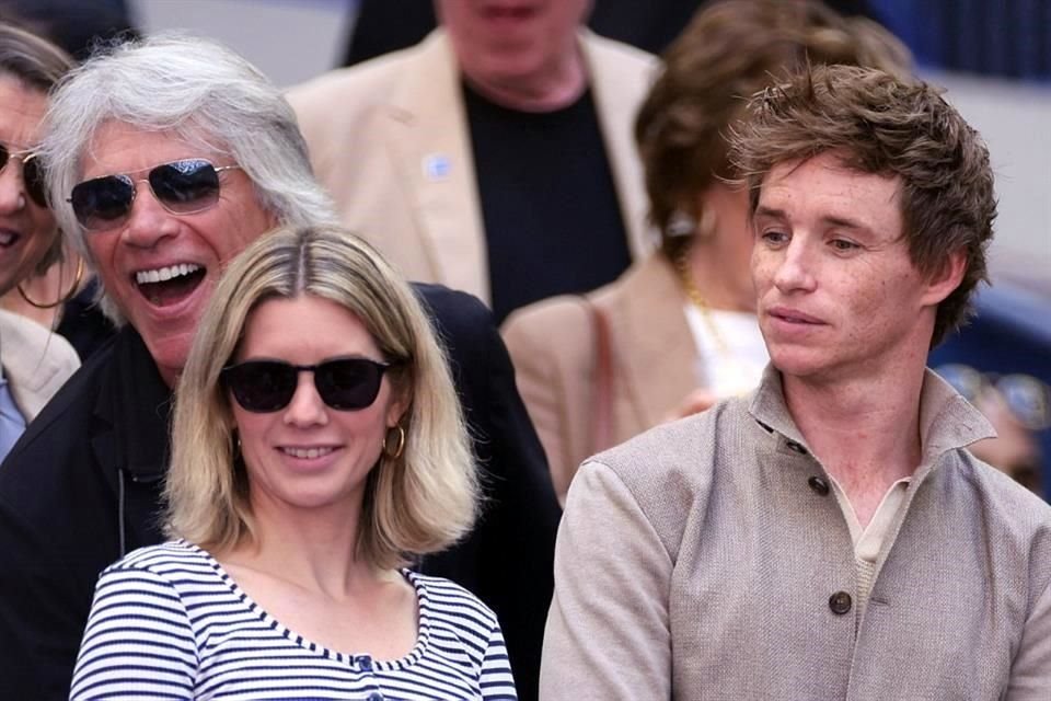 Bon Jovi (izq.) y Eddie Redmayne (der.), emocionados, durante el partido.