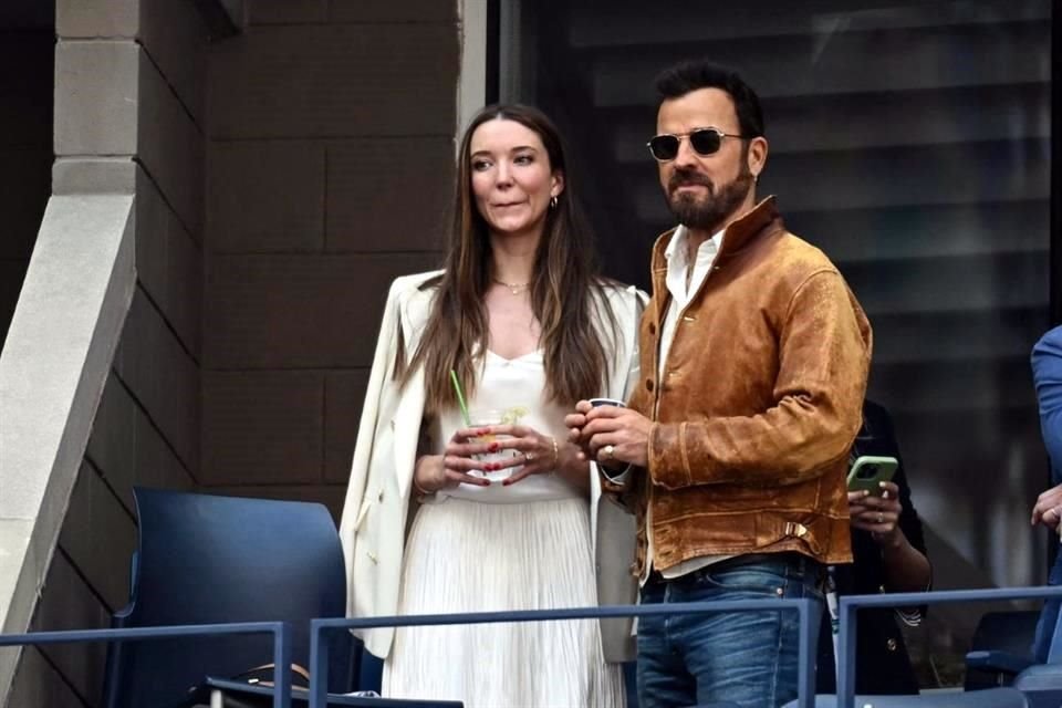 El actor Justin Theroux y su prometida Nicole Bloom se ubicaron en otro placo.