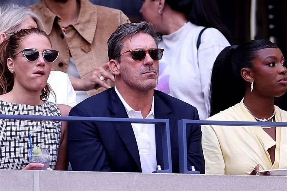 El actor Jon Hamm (centro), nervioso durante el partido.