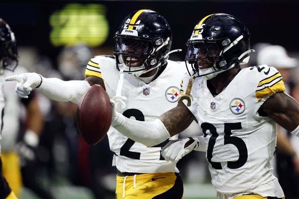 DeShon Elliott (der.) de los Pittsburgh Steelers, sonríe después de interceptar durante la primera mitad del partido contra los Atlanta Falcons.