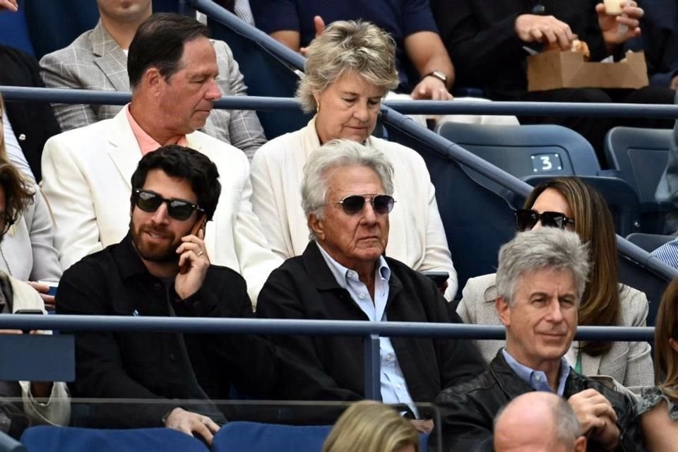 El actor Dustin Hoffman (centro) llegó con su familia al partido.