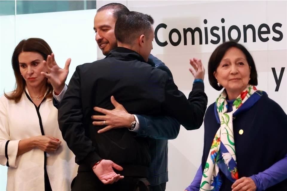 Marko Cortés (PAN) saluda a Luis Donaldo Colosio (MC) previo al inicio de comisiones en Senado para debatir dictamen de reforma judicial.