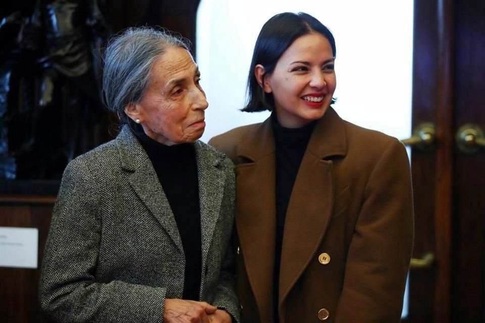 La poeta junto a la Ministra de las Culturas, las Artes y el Patrimonio, Carolina Arredondo, durante la ceremonia del premio.