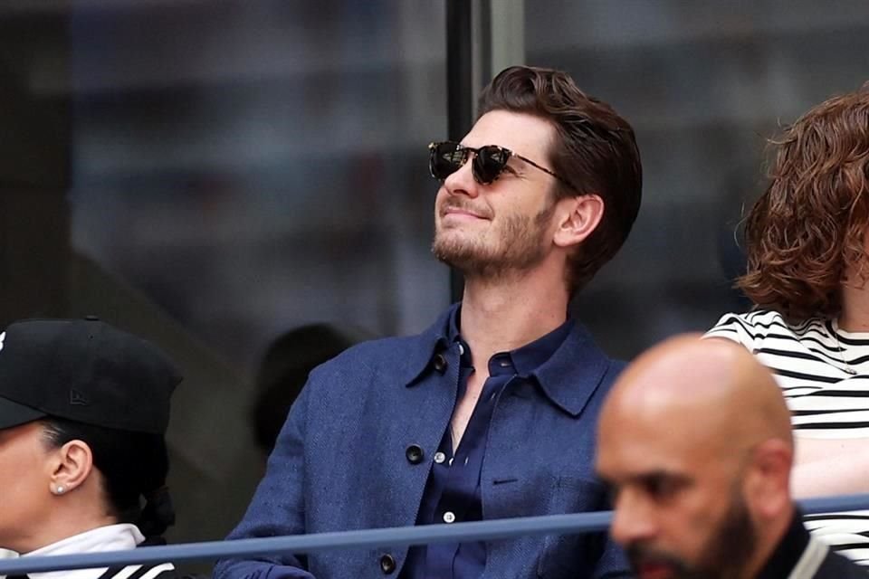 El actor Andrew Garfield estaba sonriente de pasar este domingo en el US Open.