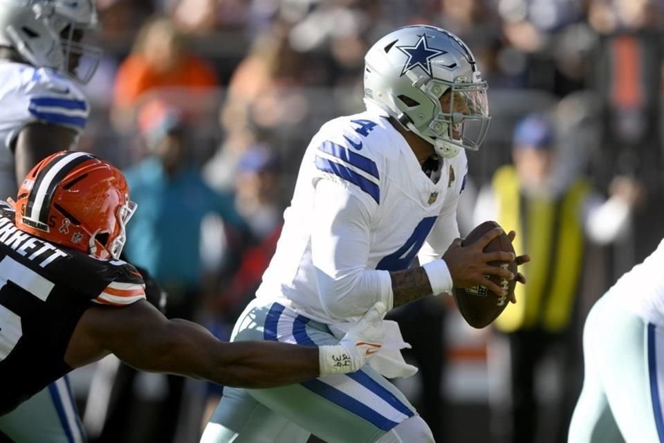 El mariscal de campo de los Dallas Cowboys, Dak Prescott (der.), es presionado por Myles Garrett, de los Cleveland Browns.