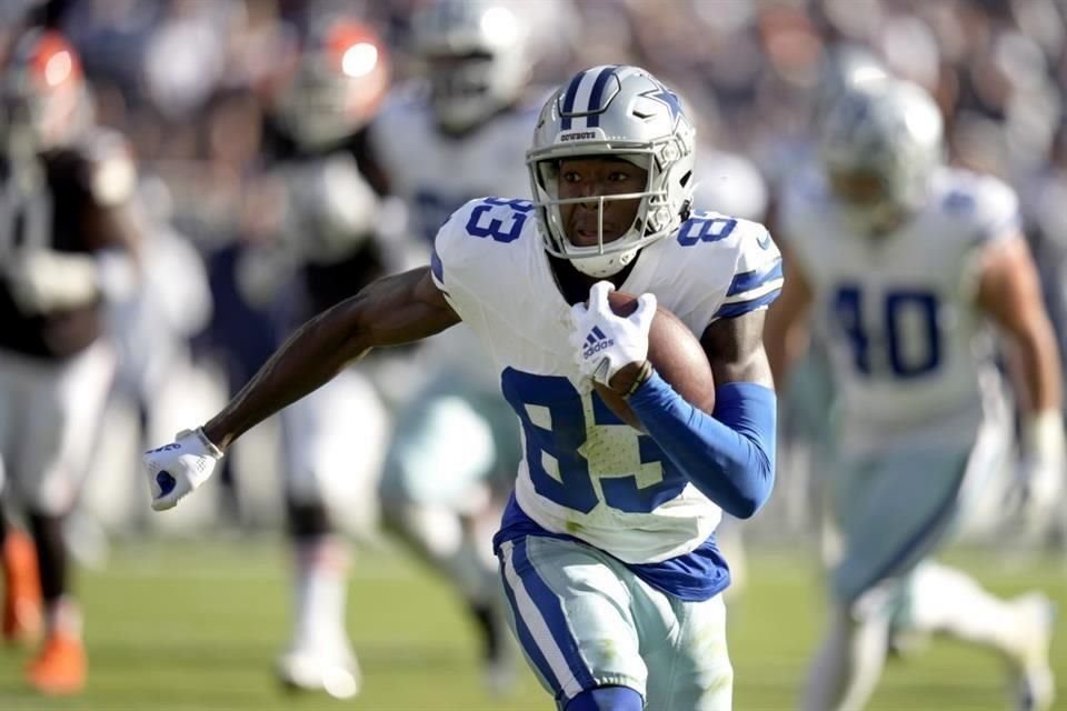 Jalen Brooks, de los Dallas Cowboys, gana yardas después de atrapar un pase ante los Cleveland Browns.