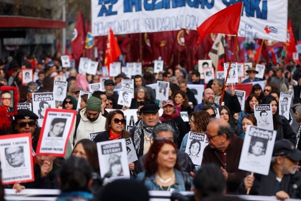 Personas protestan en conmemoración del aniversario de la dictadura militar en Chile.