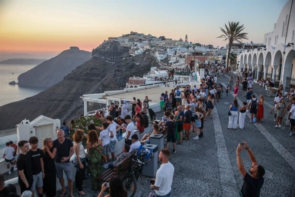 Turistas toman fotos del atardecer en Santorini, el 19 de julio del 2024.