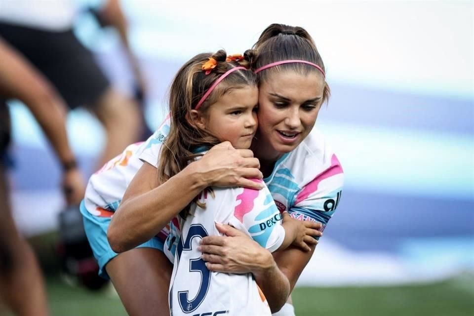 Charlie, su hija, acompañó a Alex en la previa del partido.