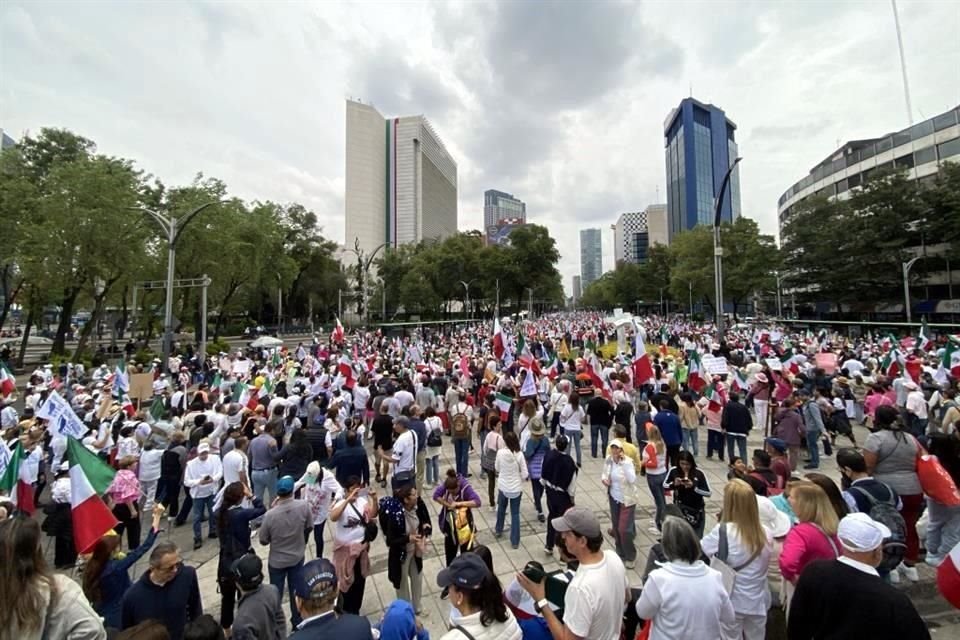 Asociaciones civiles, estudiantes de diferentes universidades y la sociedad de México marcharon del Angel de la Independencia al Senado para pedir a senadores no se apruebe la Reforma Judicial.