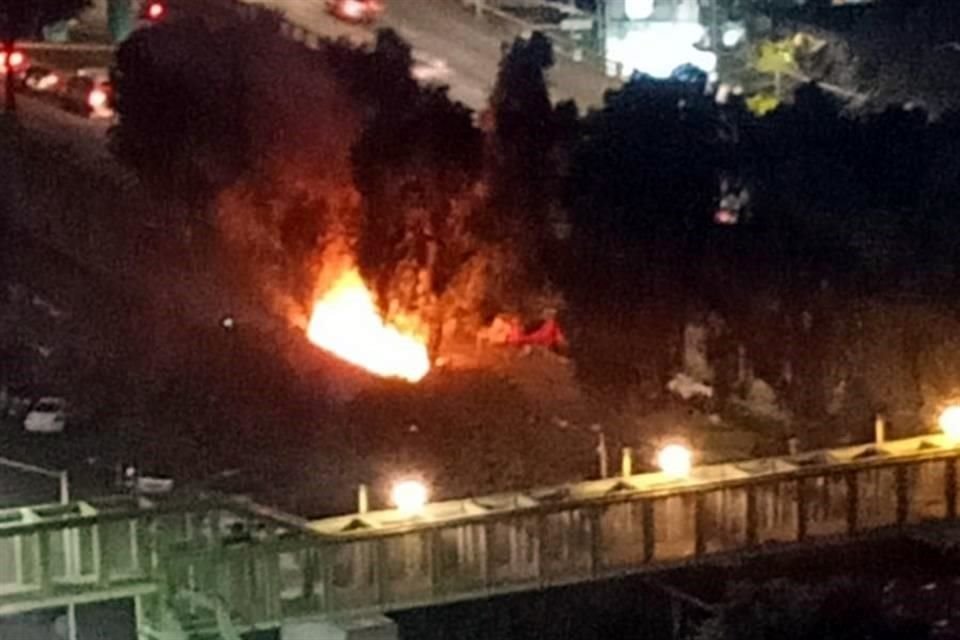 Bomberos acudieron para atender la emergencia.