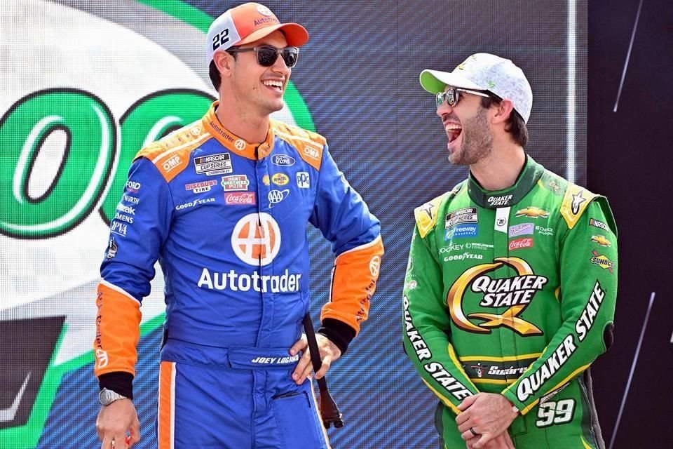 Joey Logano (izq.) y Daniel Suárez celebraron tras su agarrón en la pista.