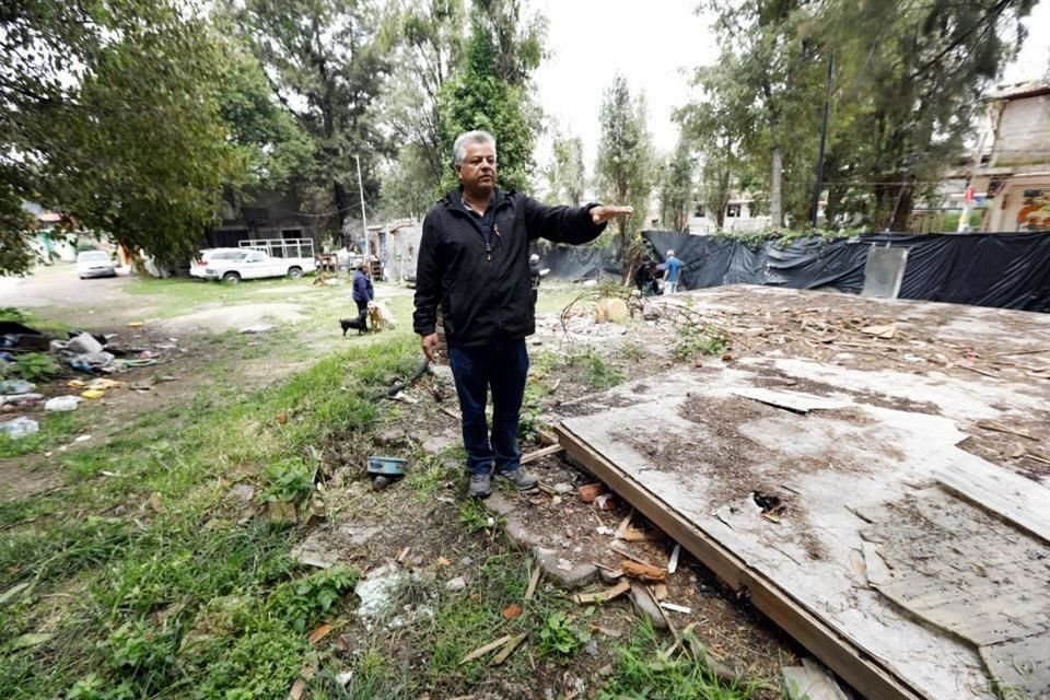 La Resistencia. Juan López muestra el área en la cual se encontraba su casa, la cual fue demolida por maquinaria pesada.