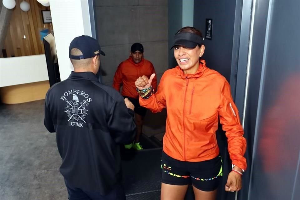 Corredores verticales e integrantes del heroico cuerpo de bomberos, realizan práctica previa a la quinta  carrera vertical.