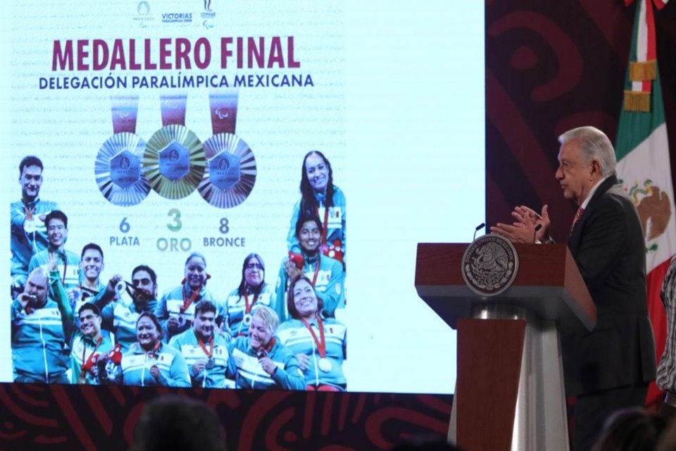 El Presidente al reconocer a los medallistas paralímpicos.