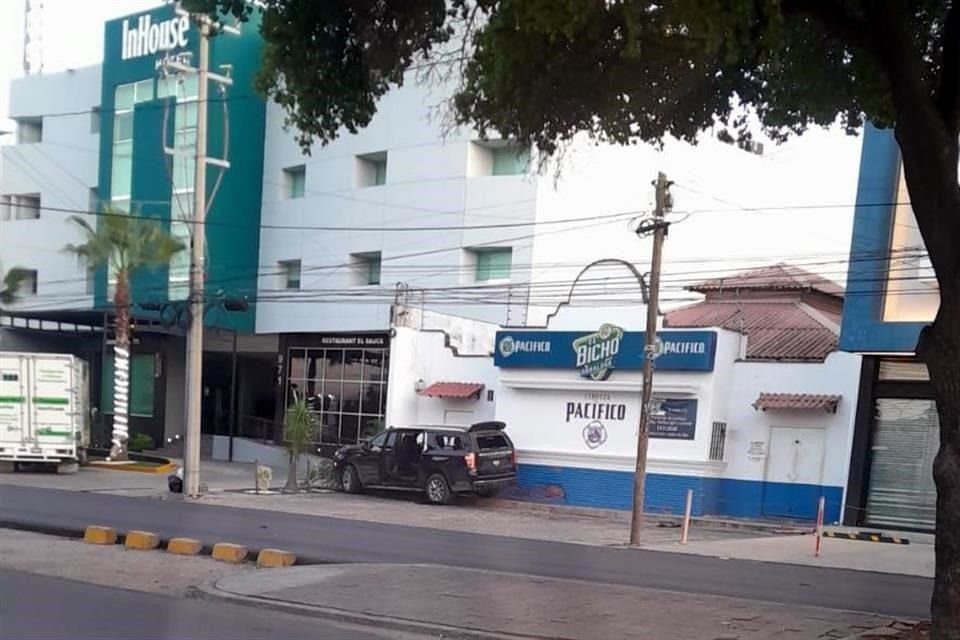 Dos camionetas fueron abandonadas por los agresores que huyeron.