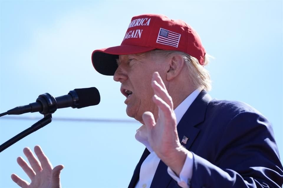 El candidato republicano Donald Trump habla durante un evento de campaña en el Aeropuerto de Wisconsin el 7 de septiembre.