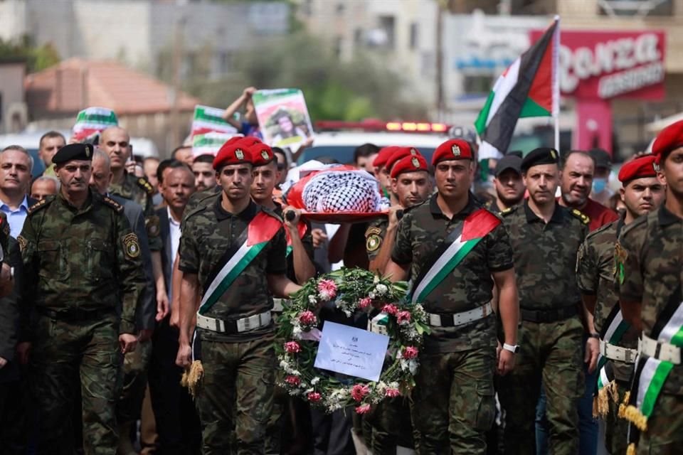 Miembros de las fuerzas de seguridad palestinas cargan el cuerpo de la activista Aysenur Ezgi Eygi en Cisjordania, el 9 de septiembre.