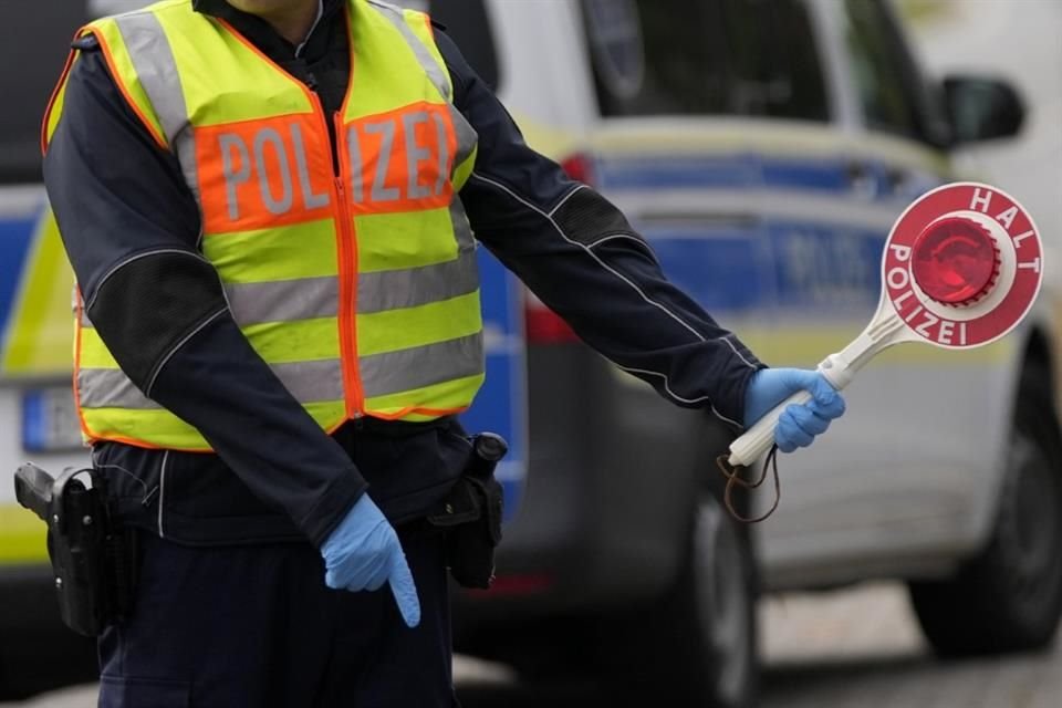 Un agente federal detiene carros en un cruce fronterizo entre Alemania y República Checa, el 10 de octubre del 2023.