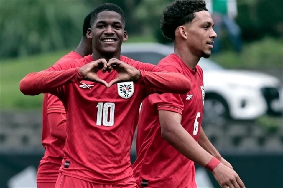 Rafael Mosquera sorprendió al equipo mexicano con un tiro libre para poner en ventaja a Panamá antes del descanso.