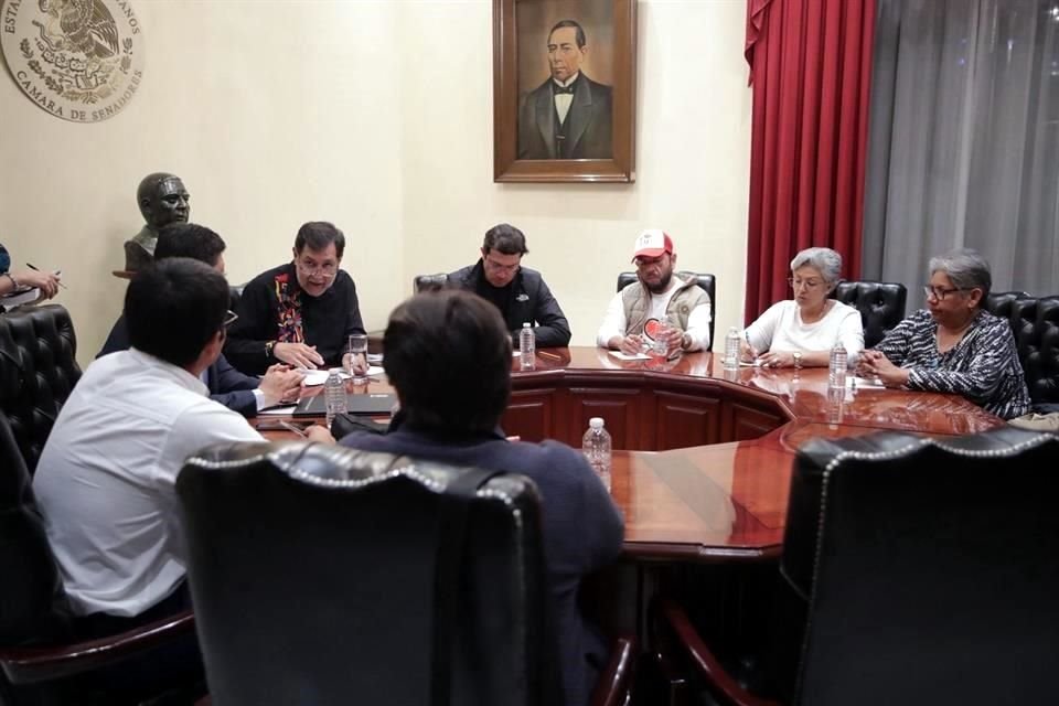 El presidente del Senado recibió a los integrantes del Movimiento Generación 24, junto con trabajadores del Poder Judicial.