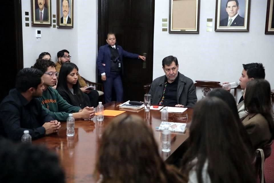 El senador también recibió a quienes apoyan la reforma, a través del grupo Jóvenes por la Reforma.