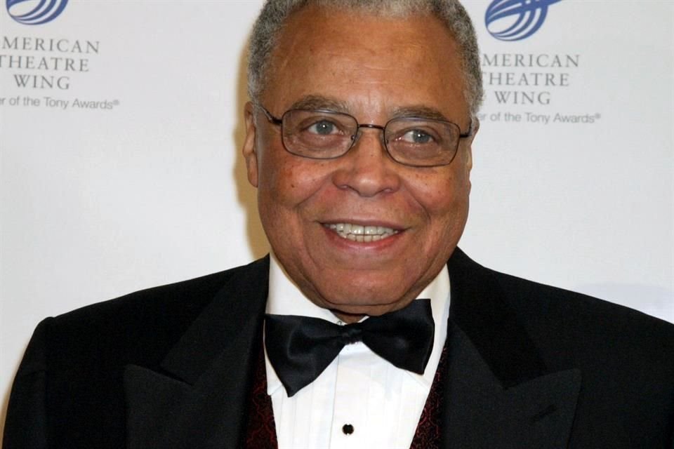 El actor James Earl Jones, famoso por ser la voz en inglés de Darth Vader, de la saga 'Star Wars', falleció este lunes a los 93 años.