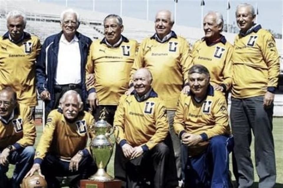 En el aniversario 50 del ascenso de Pumas, la institución entregó un reconocimiento al equipo que logró la hazaña en 1962.