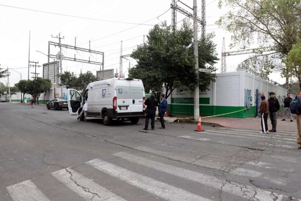 Vecinos pidieron auxilio luego de que notaron que Ricardo se encontraba acostado en la calle y no despertaba.