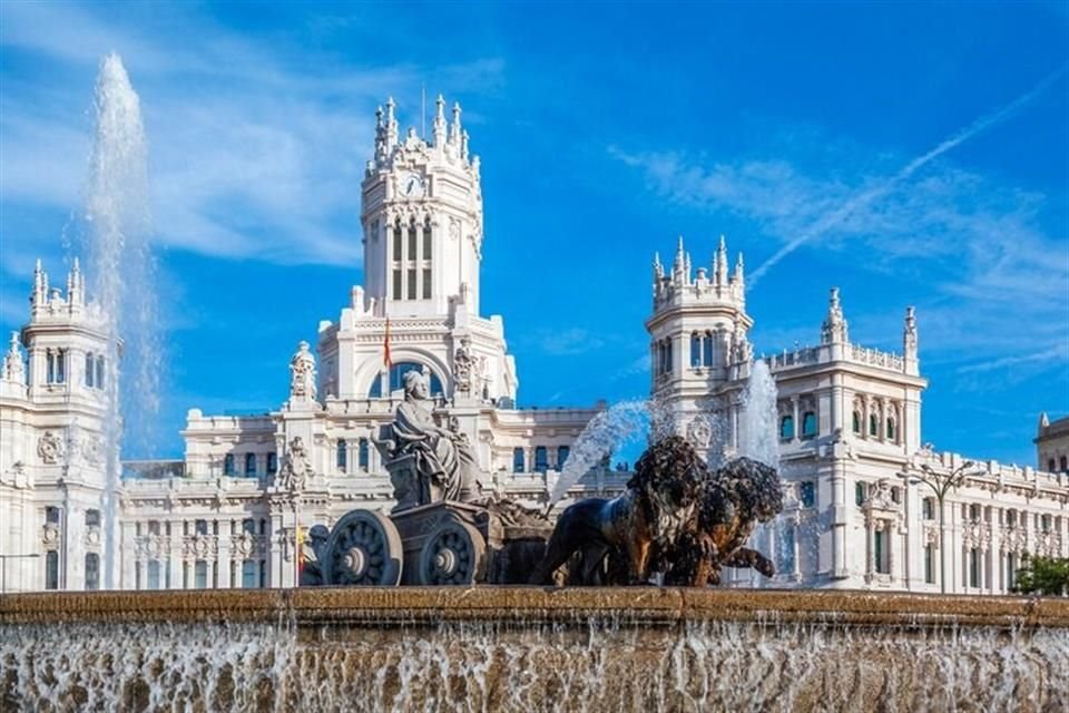 Se entregará 25 becas para el programa Future Builders Madrid Trepcamp 2024, en España.