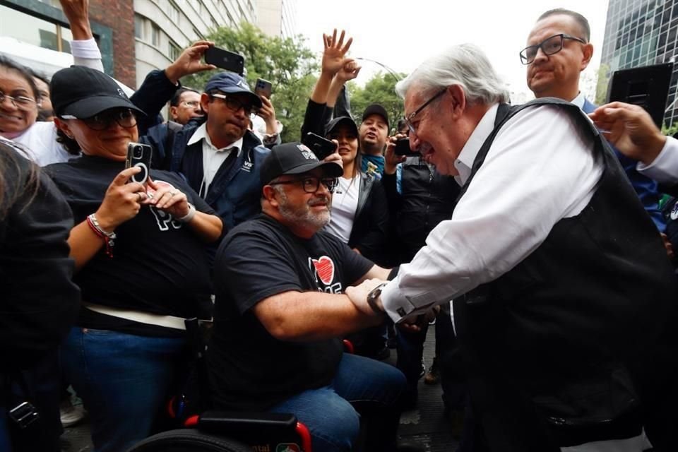 Durante su breve visita, Aguilar hizo un llamado a los senadores para que mediten su voto.