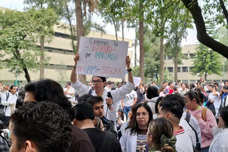 Estudiantes de la UAM Xochimilco pidieron esclarecer el asalto a un estudiante y aumentar la seguridad.