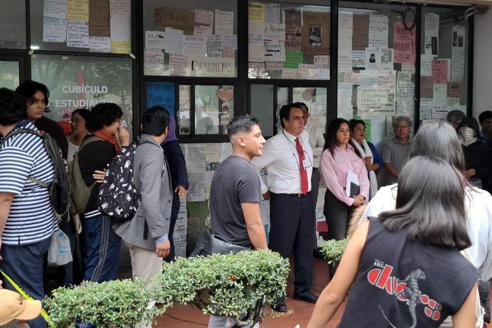 Grupos estudiantiles solicitaron la presencia del rector de la unidad.