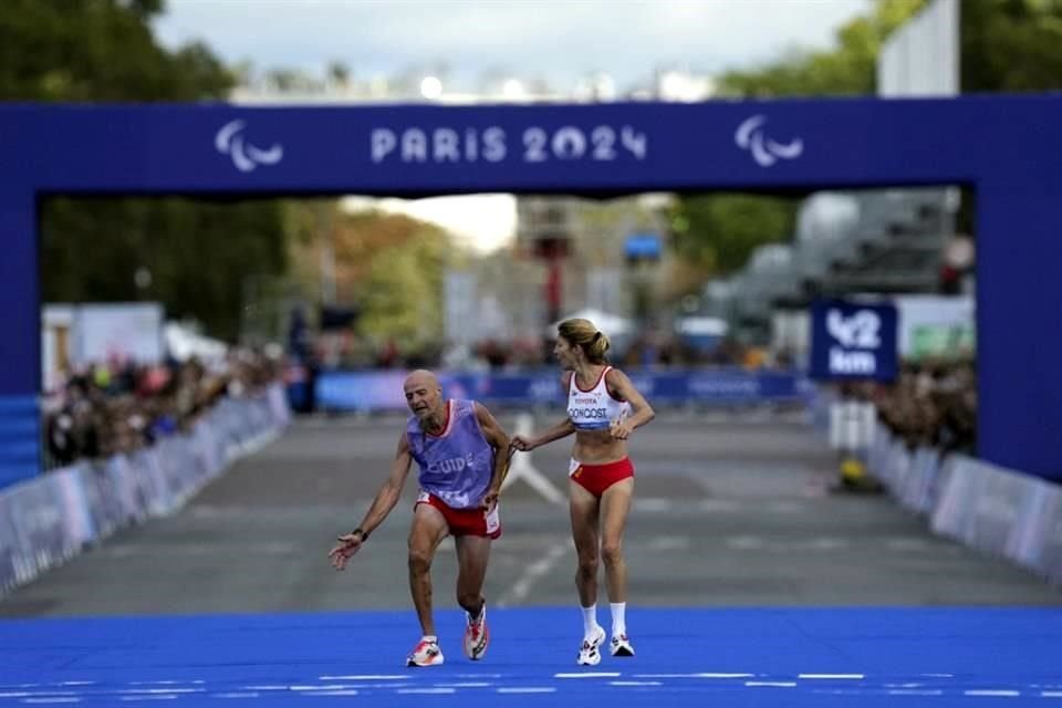 Elena Congost perdió su medalla, tras ayudar a su guía a cruzar la meta.