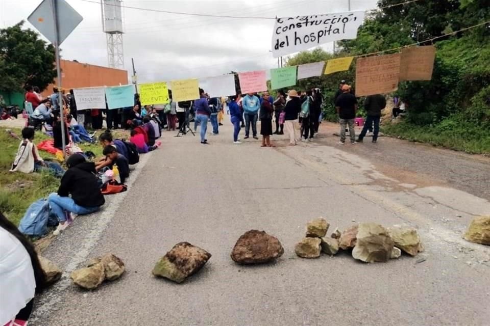 Desde las 6:00 horas, habitantes realizan este bloqueo con piedras en una vía federal de la Montaña de Guerrero.