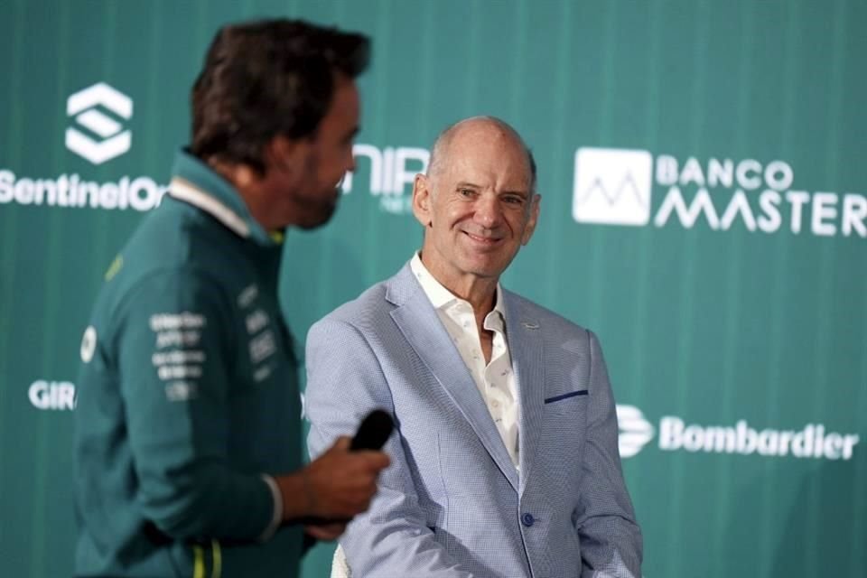 Adrian Newey escuchando atentamente las palabras del piloto español Fernando Alonso.