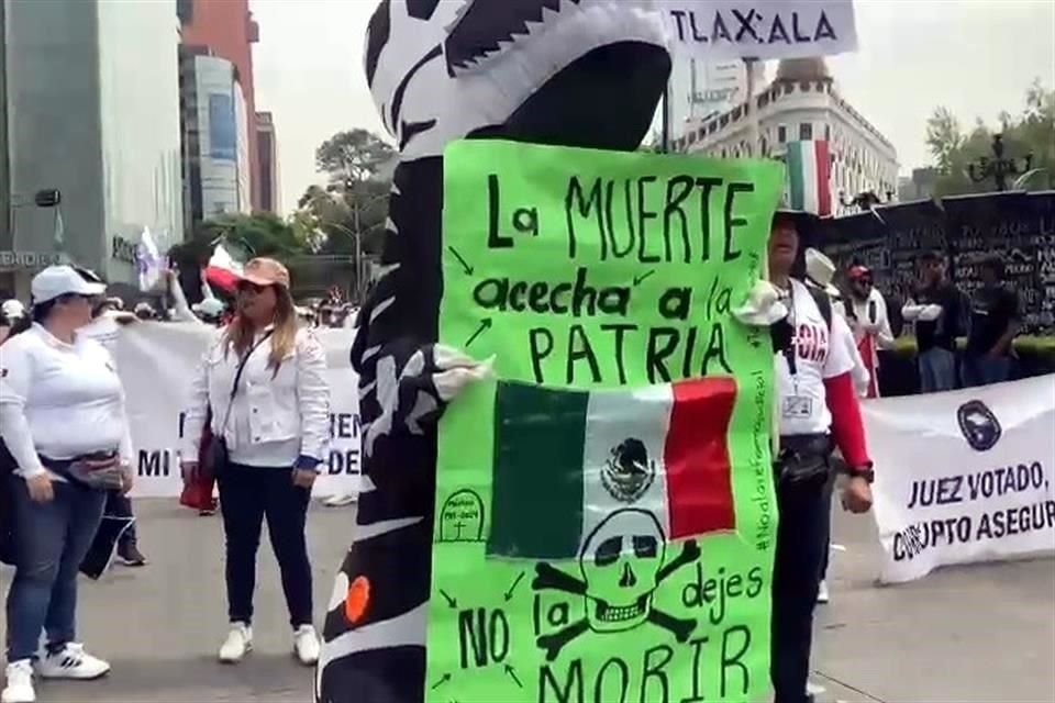 Los manifestantes en rechazo a la reforma al Poder Judicial que se discutirá este martes en el Senado.