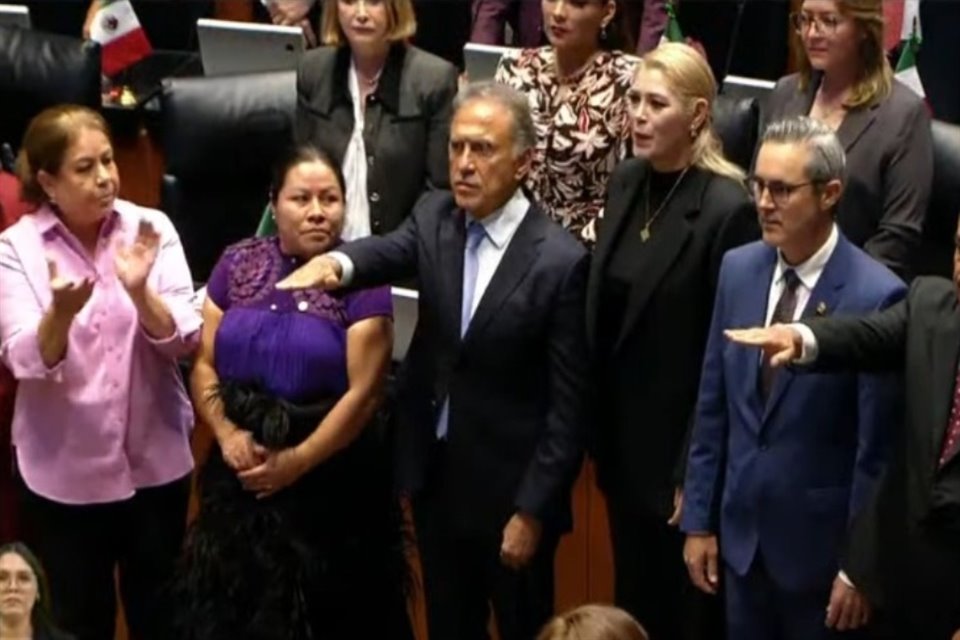 Miguel Ángel Yunes Linares, padre de Miguel Ángel Yunes Márquez, rindió protesta como senador en su sustitución.