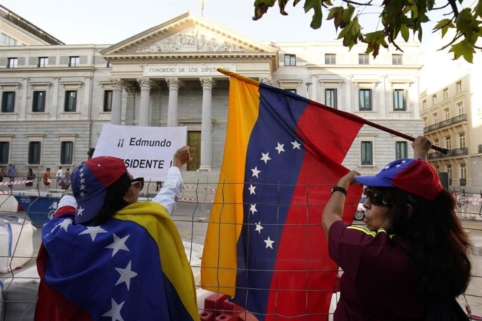 Partidarios de Edmundo González durante una manifestación en Madrid.