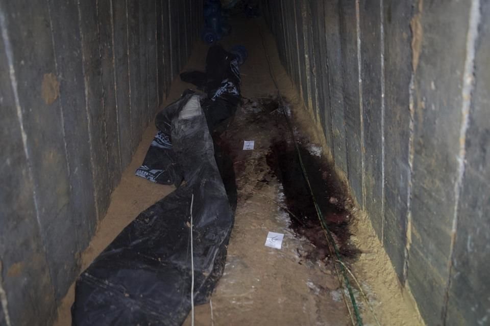 Fotografía revelada por el ejército israelí que muestra un túnel con manchas de sangre en el suelo donde Hamas mató a seis rehenes.