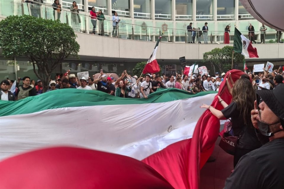 Manifestantes en contra de la reforma judicial irrumpieron en el patio del Senado durante discusión de reforma judicial.