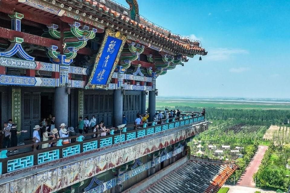 Turistas visitan la Torre de la Cigüeña en la ciudad de Yongji, provincia de Shanxi. 