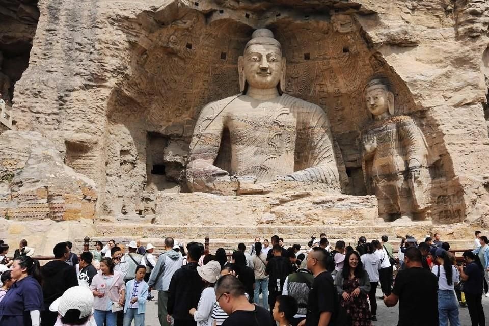 Turistas visitan las grutas de Yungang en Datong, provincia de Shanxi.