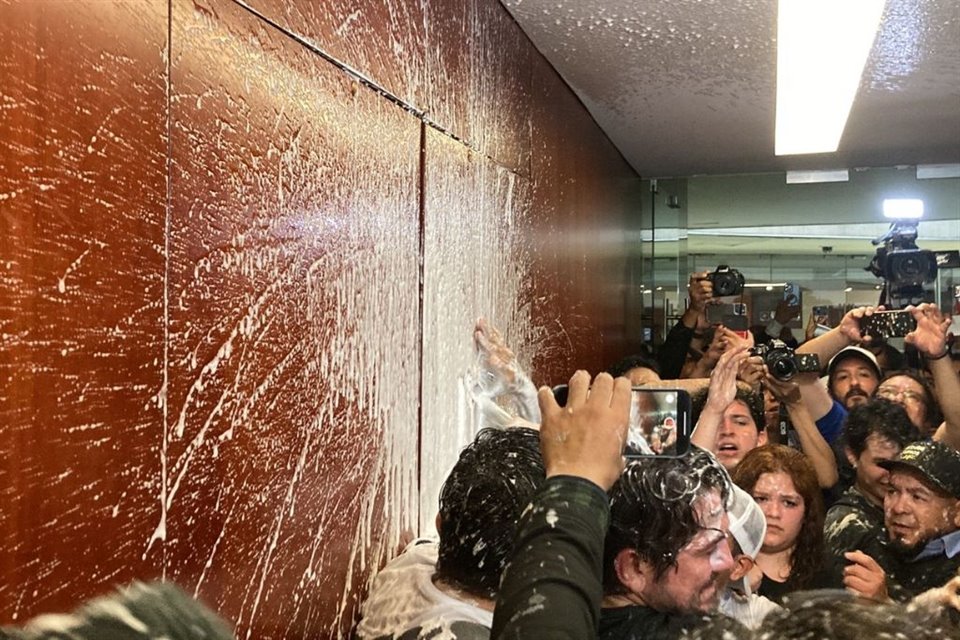 Manifestantes atravesaron una puerta de madera e ingresaron a la parte inferior de la sala de sesiones del Senado, donde se encuentra la tribuna.