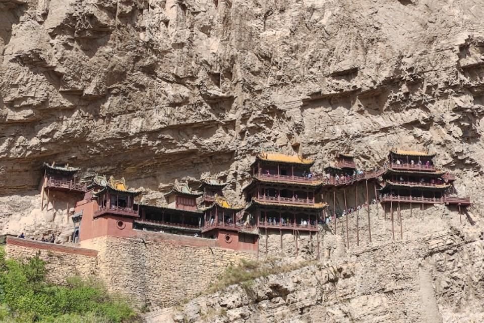 Templo de Xuankong en Hunyuan, ciudad de Datong, provincia de Shanxi y una escena del videojuego 'Black Myth: Wukong'.