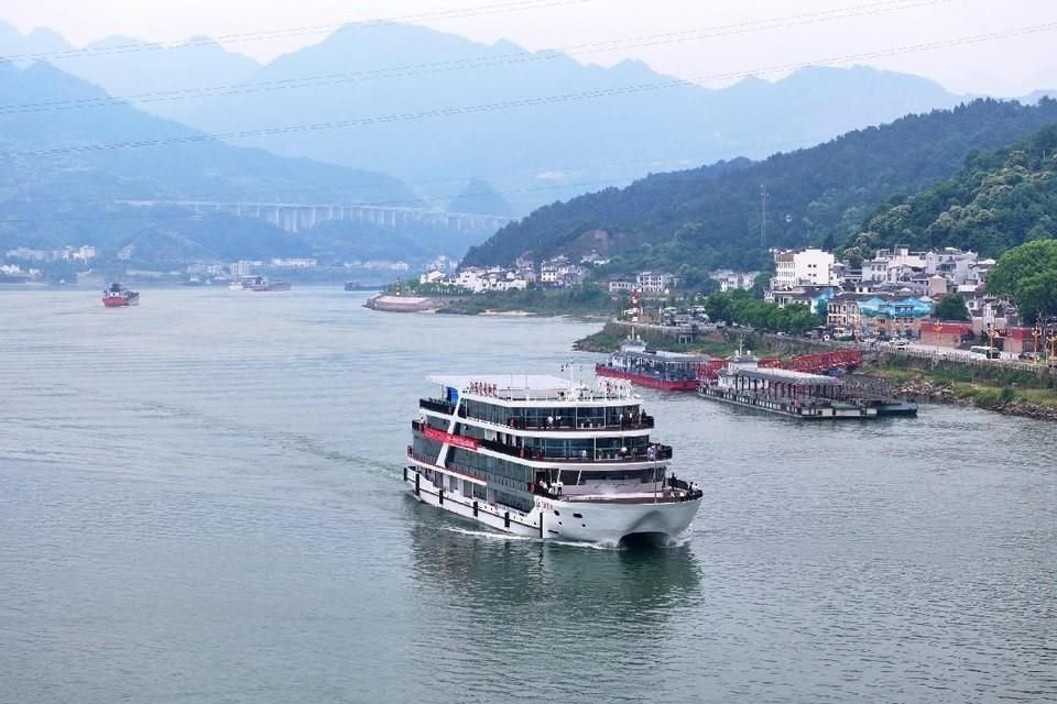 Un crucero inteligente equipado con un sistema de piloto automático navega en las aguas de Sandouping, Yichang, provincia de Hubei, 18 de mayo del 2024. 