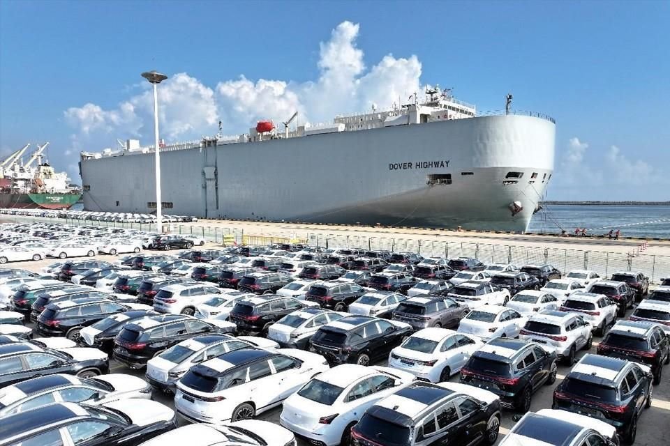 Un barco 'ro-ro' (roll-on/roll off) es cargado con automóviles que serán exportados al extranjero desde el Puerto de Lianyungang, provincia de Jiangsu.